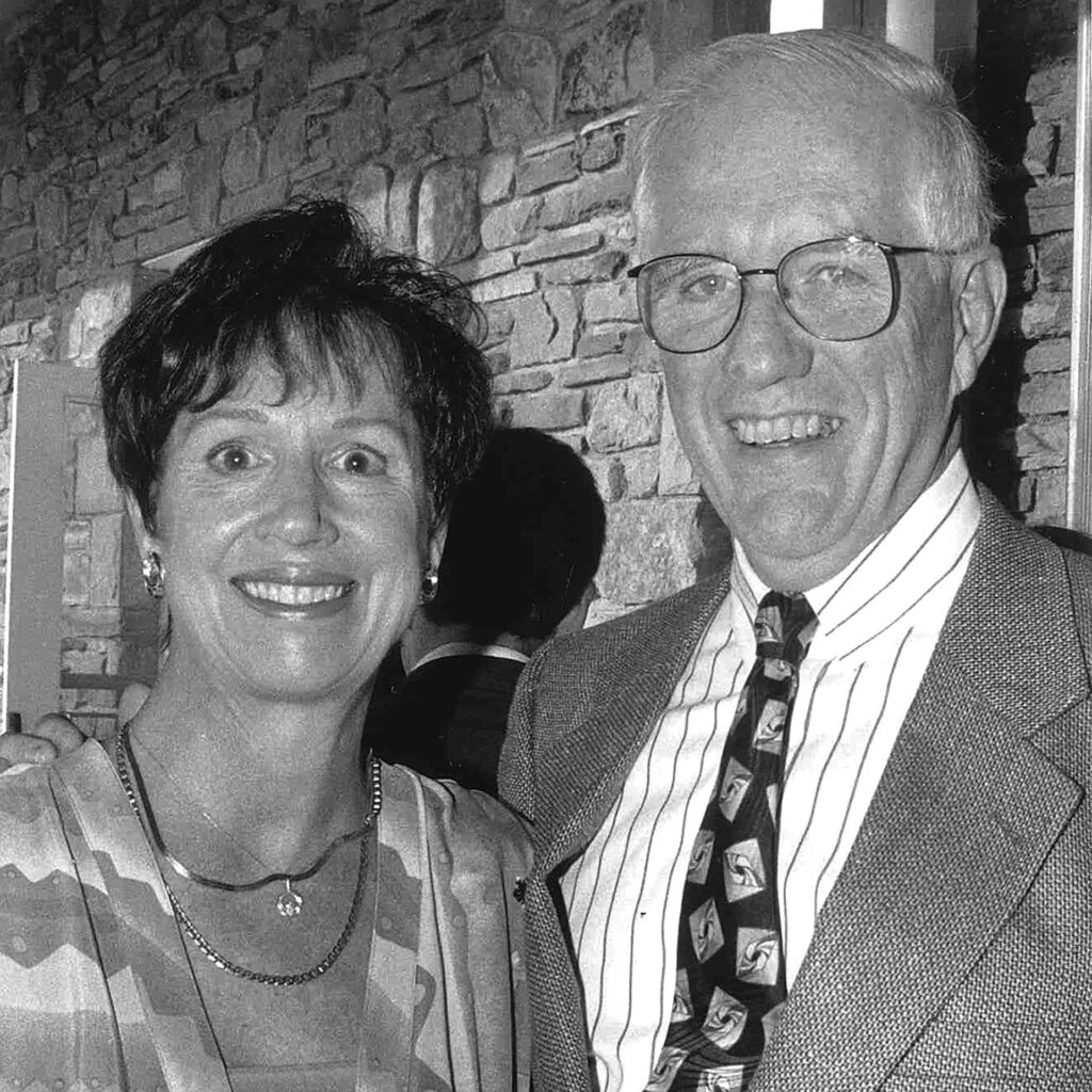 una imagen en blanco y negro del Dr. Robert E. Wright y su difunta esposa, Carole