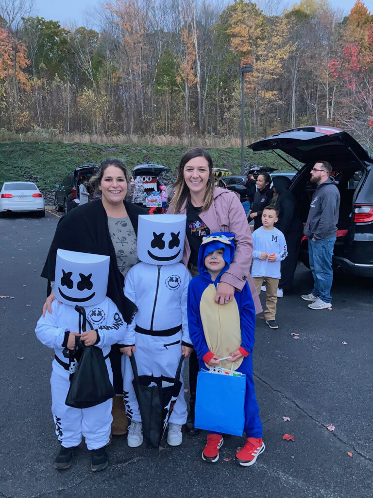 Foto de la familia y los niños en el traje de Halloween en los últimos años tronco n tratar 