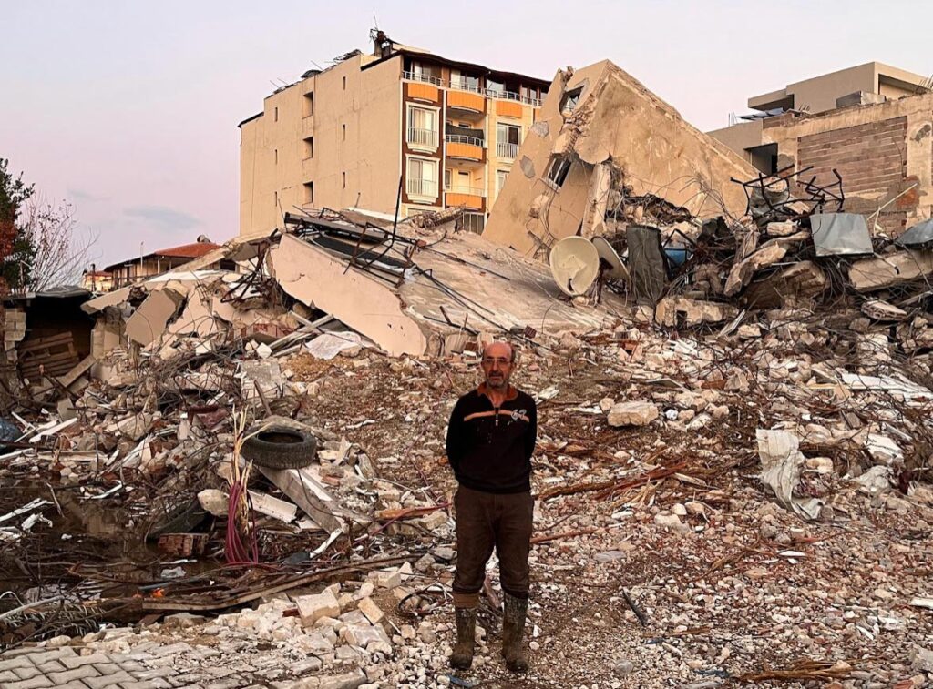 Un hombre frente a su casa tras el terremoto en Turquía