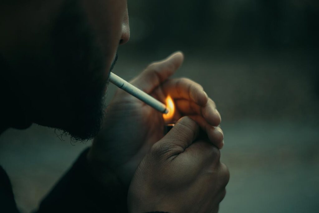Persona fumando un cigarrillo