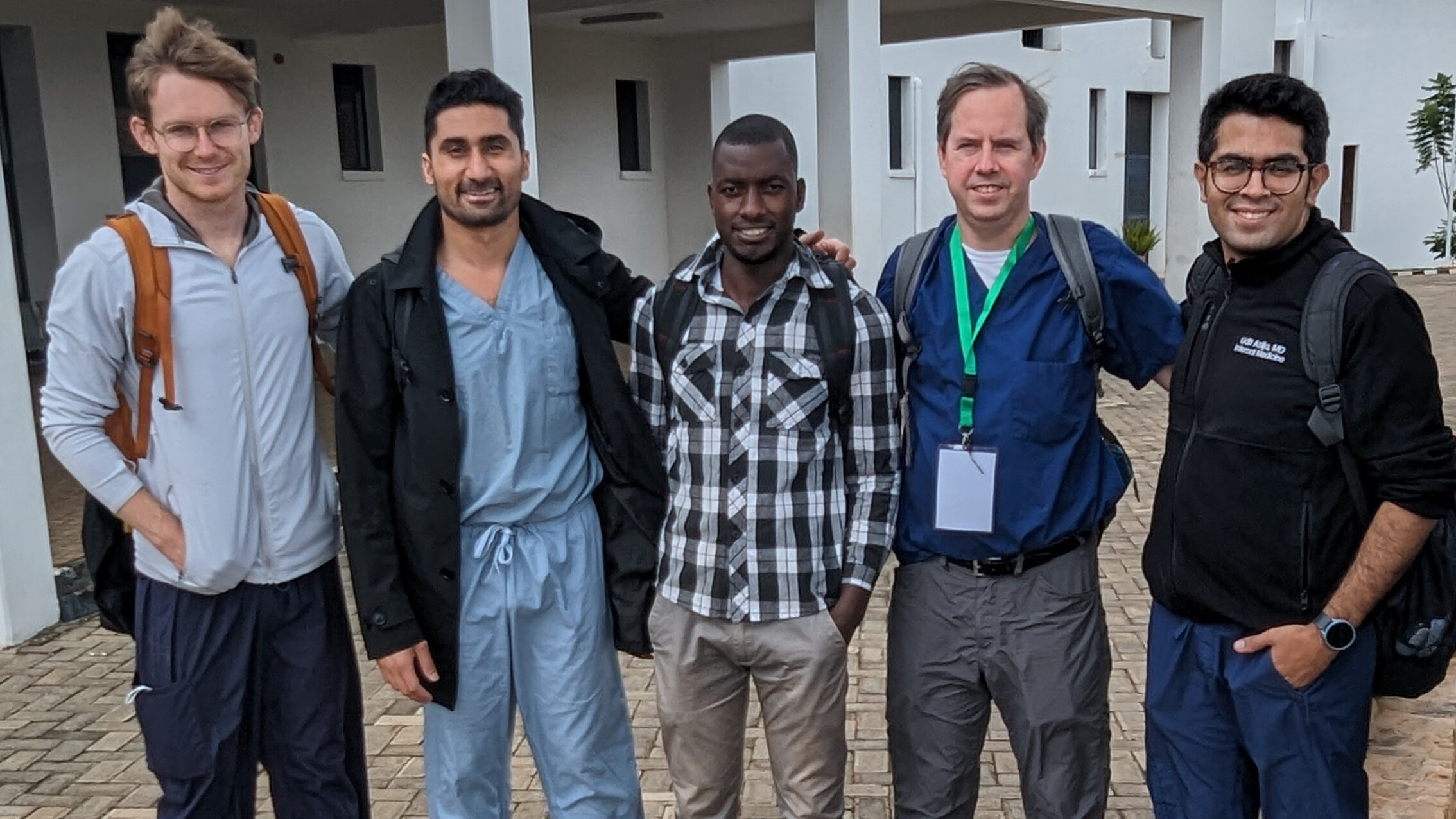 El Dr. Udit Asija, residente de Medicina Interna del Centro Wright, con varios colegas en el Hospital de Distrito de Munini, en Ruanda.